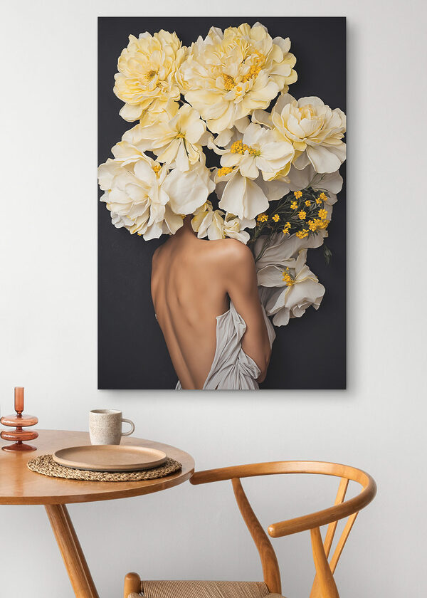 Eine Frau mit Blumen über dem Kopf Eine Frau mit Blumen über dem Kopf