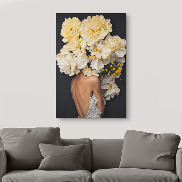 Eine Frau mit Blumen über dem Kopf Eine Frau mit Blumen über dem Kopf