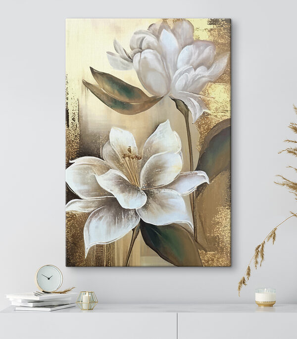 Ein Gemälde mit Blumen an der Wand Ein Gemälde mit Blumen an der Wand