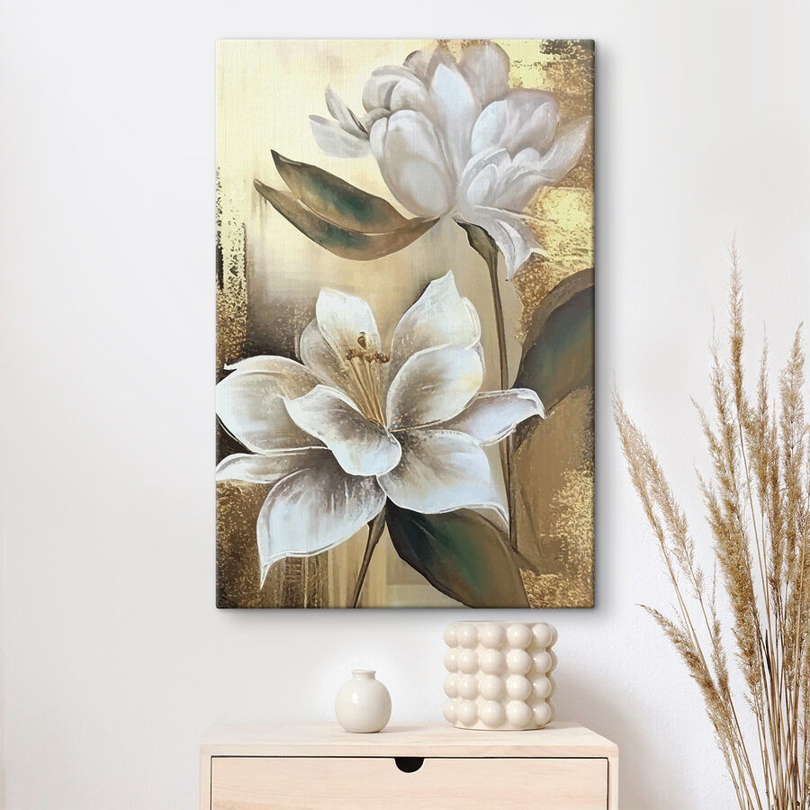 Ein Gemälde mit Blumen an der Wand