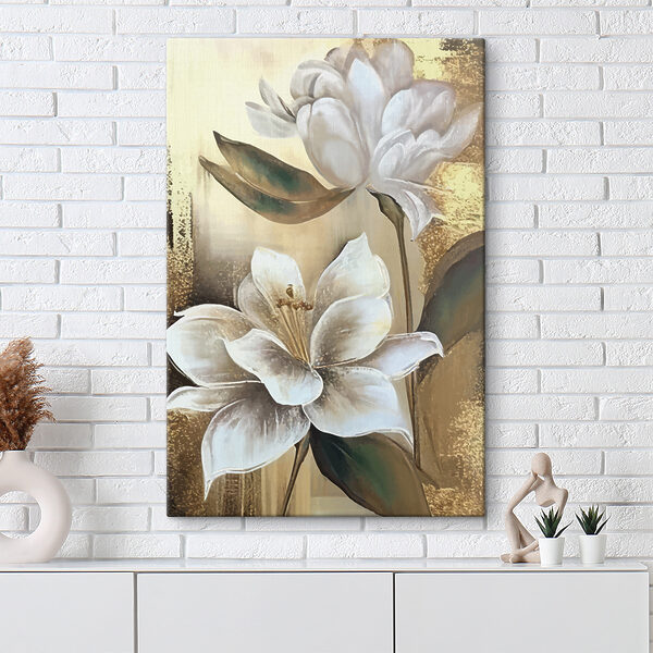 Ein Gemälde mit Blumen an der Wand Ein Gemälde mit Blumen an der Wand