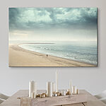 Wandbilder Eine Person, die an einem Strand spazieren geht