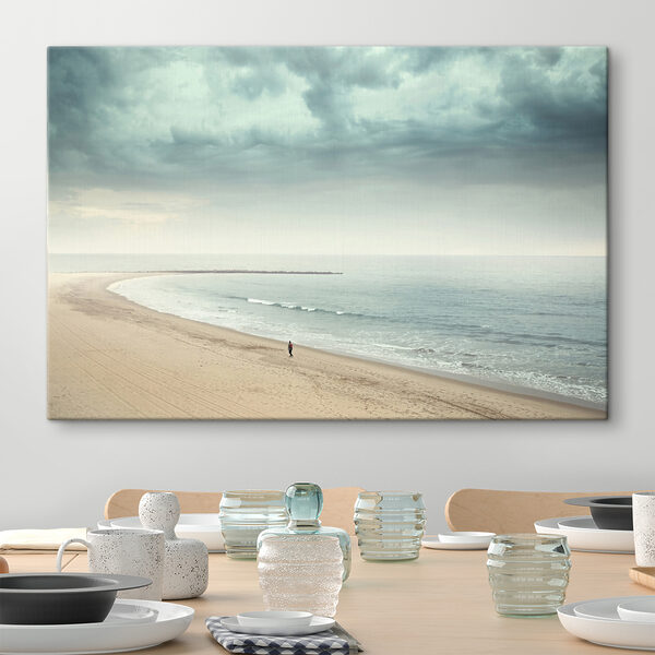 Eine Person, die an einem Strand spazieren geht Eine Person, die an einem Strand spazieren geht