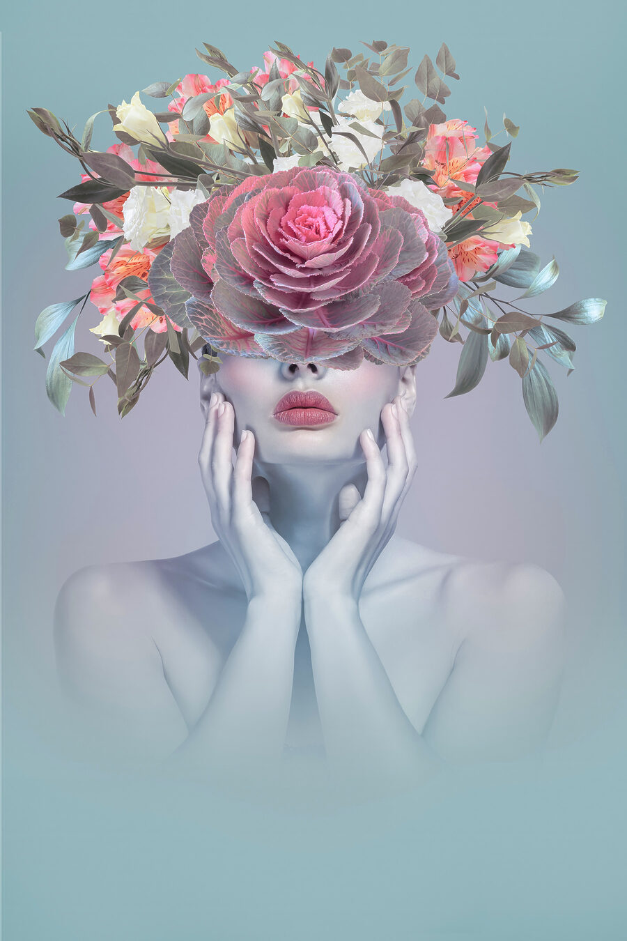 Eine Frau mit Blumen auf dem Kopf Eine Frau mit Blumen auf dem Kopf