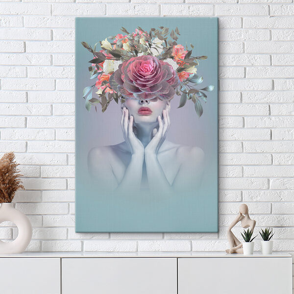 Eine Frau mit Blumen auf dem Kopf Eine Frau mit Blumen auf dem Kopf