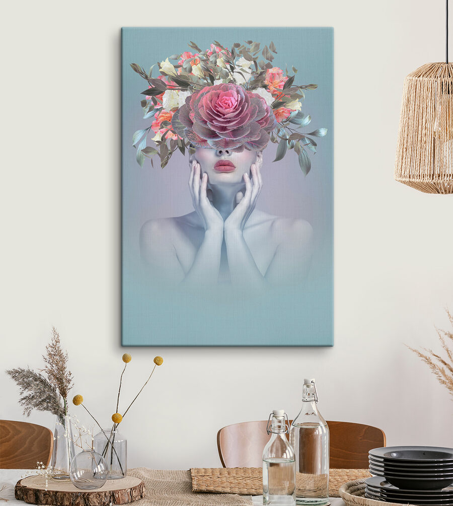 Eine Frau mit Blumen auf dem Kopf Eine Frau mit Blumen auf dem Kopf