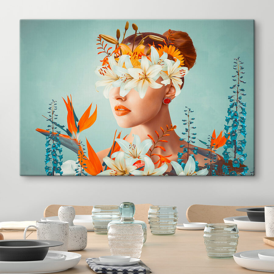Eine Frau mit Blumen um ihre Augen