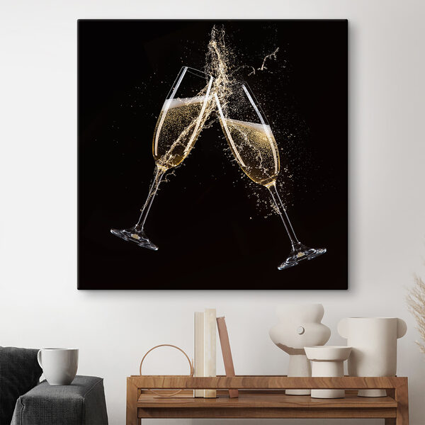 Zwei Gläser Champagner mit Sprühflüssigkeit Zwei Gläser Champagner mit Sprühflüssigkeit