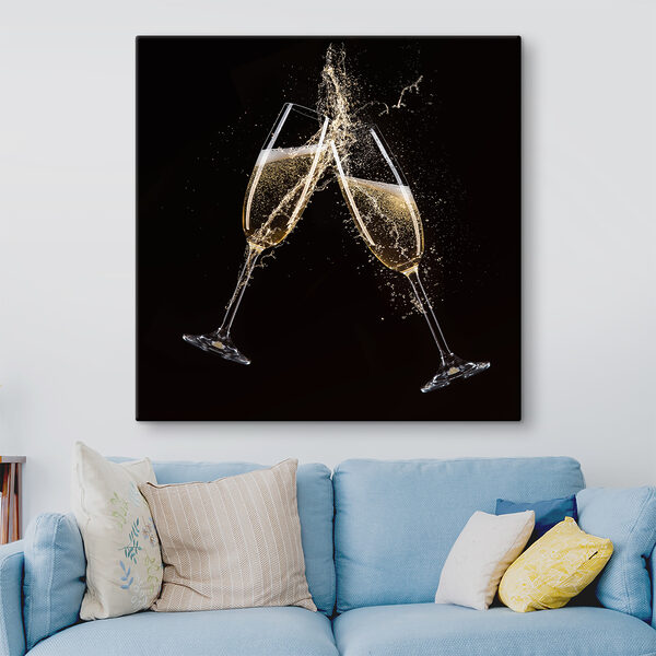 Zwei Gläser Champagner mit Sprühflüssigkeit Zwei Gläser Champagner mit Sprühflüssigkeit