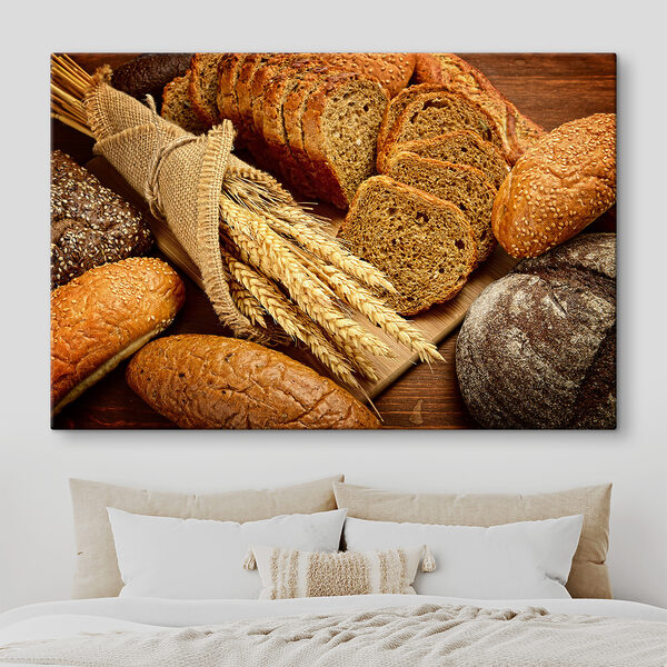 Eine Gruppe von Brot auf einem Schneidebrett Eine Gruppe von Brot auf einem Schneidebrett