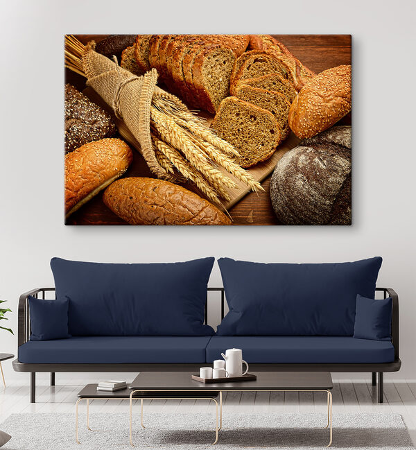 Eine Gruppe von Brot auf einem Schneidebrett Eine Gruppe von Brot auf einem Schneidebrett