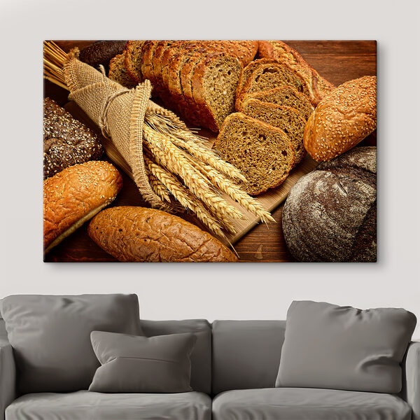 Eine Gruppe von Brot auf einem Schneidebrett Eine Gruppe von Brot auf einem Schneidebrett