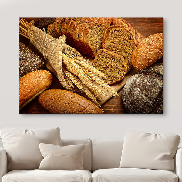 Eine Gruppe von Brot auf einem Schneidebrett Eine Gruppe von Brot auf einem Schneidebrett