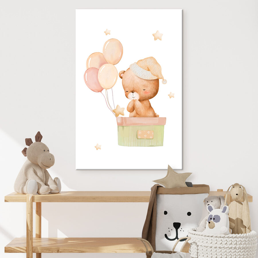 Ein Teddybär in einer Schachtel mit Luftballons