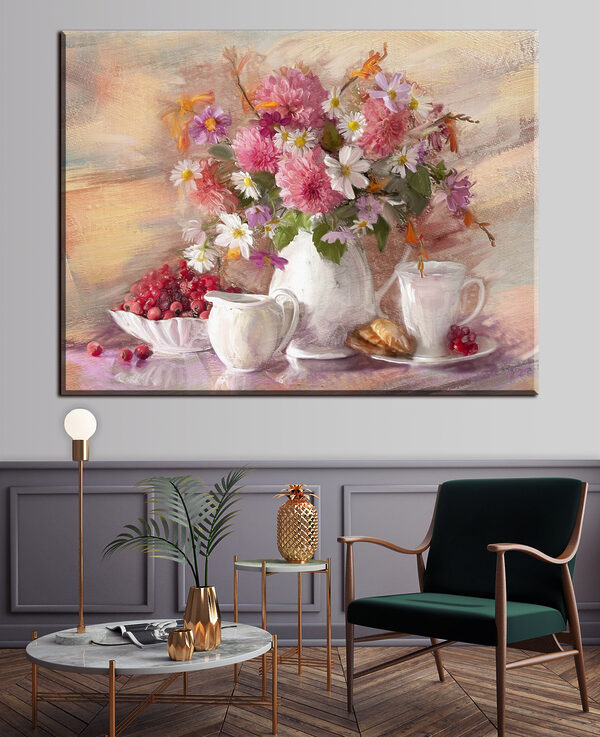 Ein Gemälde mit Blumen in einer Vase und einer Schale mit Croissants Ein Gemälde mit Blumen in einer Vase und einer Schale mit Croissants