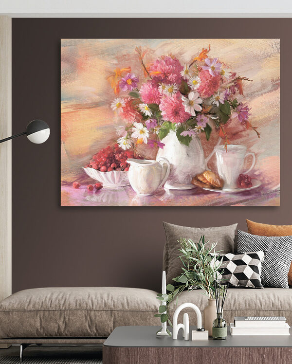 Ein Gemälde mit Blumen in einer Vase und einer Schale mit Croissants Ein Gemälde mit Blumen in einer Vase und einer Schale mit Croissants