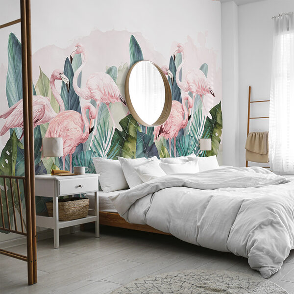 Ein Zimmer mit einem Bett und einer Wandmalerei mit Flamingos