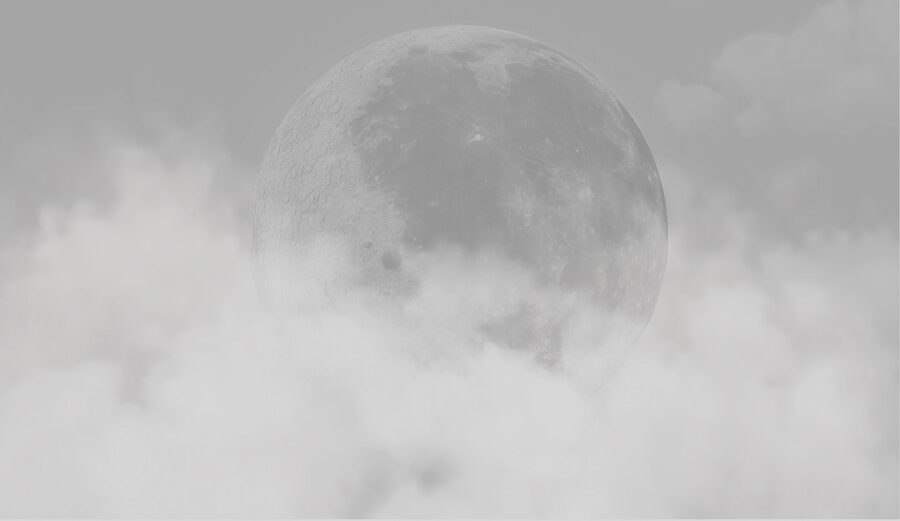 Ein Mond in den Wolken