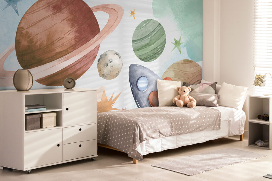 Ein Zimmer mit einer Wandmalerei aus Planeten und Sternen