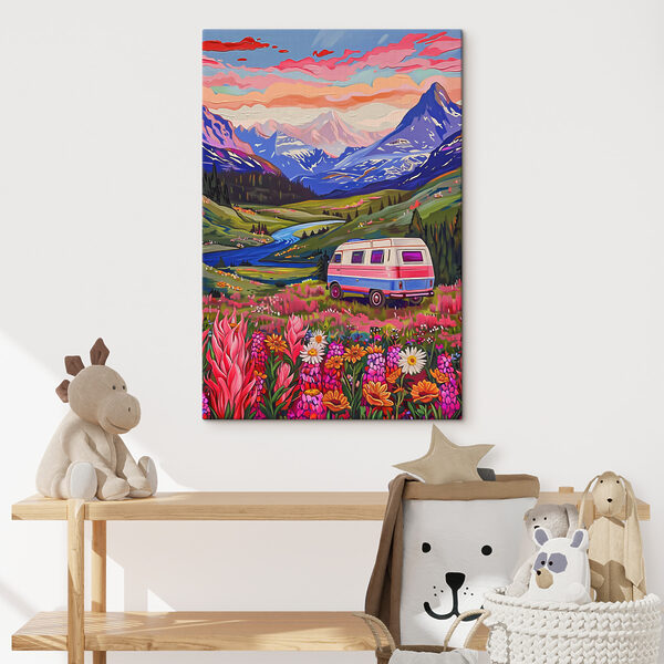 Ein Lieferwagen fährt durch ein Tal mit Blumen und Bergen Ein Lieferwagen fährt durch ein Tal mit Blumen und Bergen