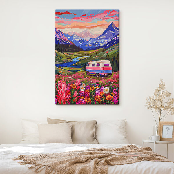 Ein Lieferwagen fährt durch ein Tal mit Blumen und Bergen Ein Lieferwagen fährt durch ein Tal mit Blumen und Bergen