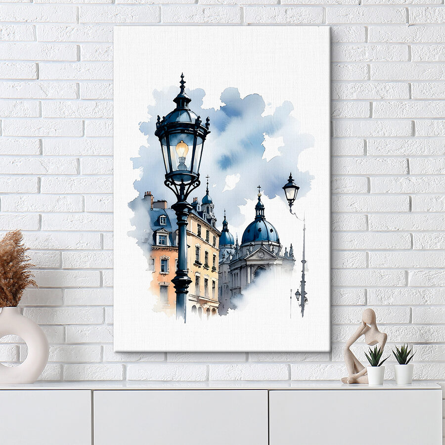 Eine Straßenlaterne mit blauen Kuppeln und Gebäuden im Hintergrund