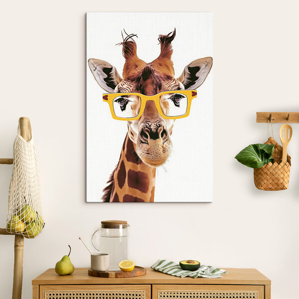 Eine Giraffe mit gelber Brille Eine Giraffe mit gelber Brille