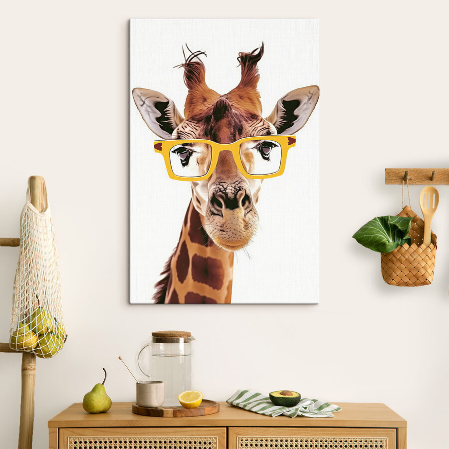 Eine Giraffe mit gelber Brille