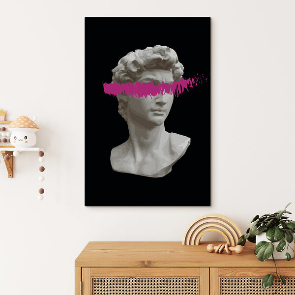 Eine Statue eines Mannes mit einer rosa Linie Eine Statue eines Mannes mit einer rosa Linie