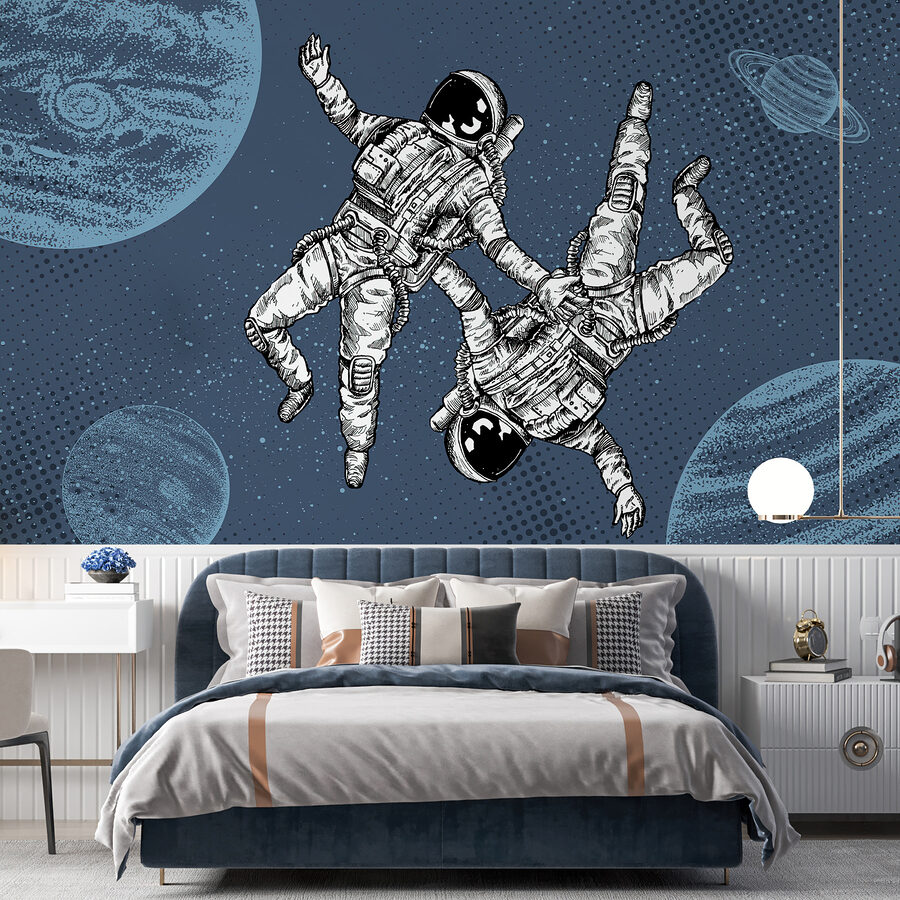 Zwei Astronauten schweben im Weltraum