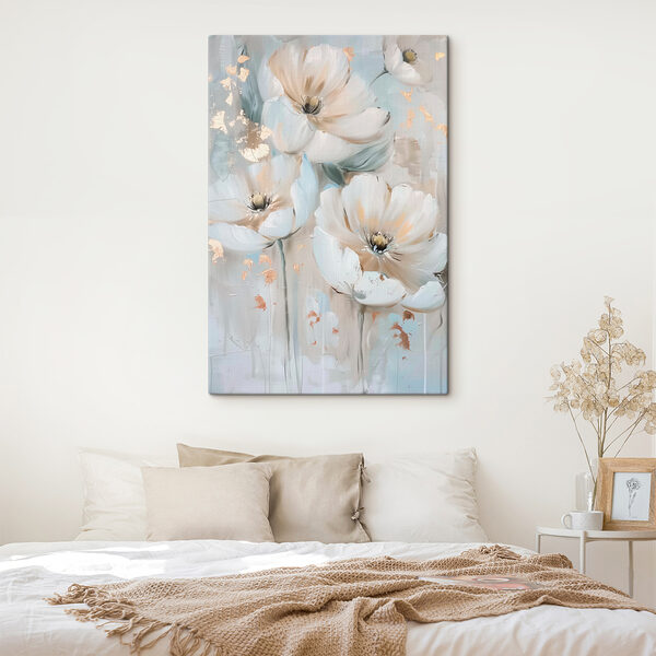 Ein Gemälde mit Blumen an der Wand Ein Gemälde mit Blumen an der Wand