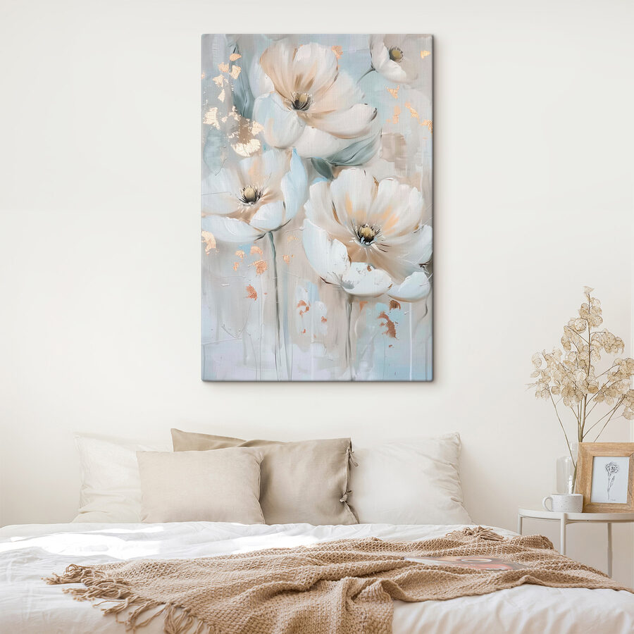 Ein Gemälde mit Blumen an der Wand Ein Gemälde mit Blumen an der Wand