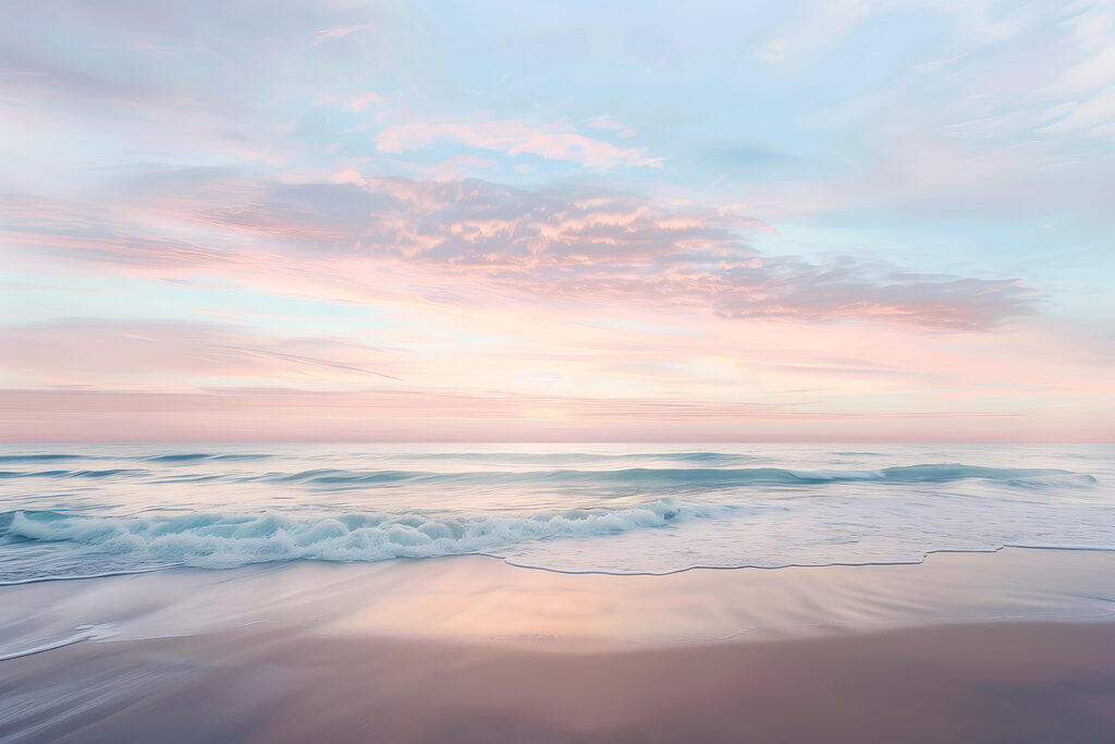 Ein Strand mit Wellen und einem rosa Himmel Ein Strand mit Wellen und einem rosa Himmel