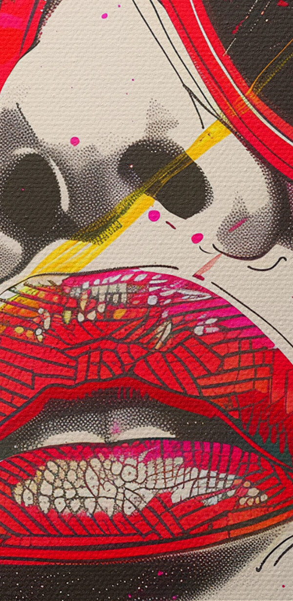 Eine Frau mit Sonnenbrille und Lippen Eine Frau mit Sonnenbrille und Lippen