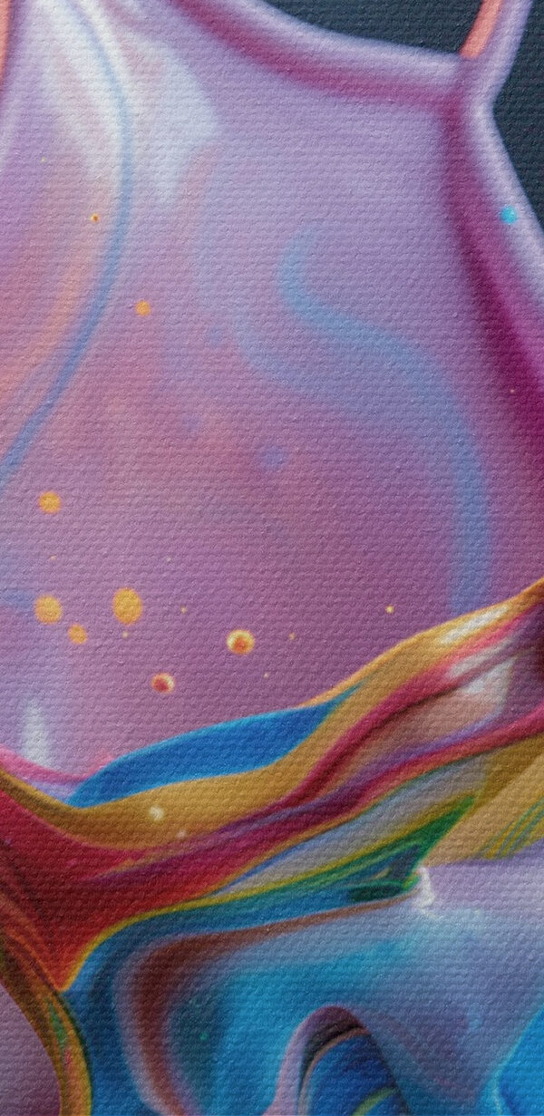 Eine bunte Flüssigkeit spritzt in eine Tasse Eine bunte Flüssigkeit spritzt in eine Tasse
