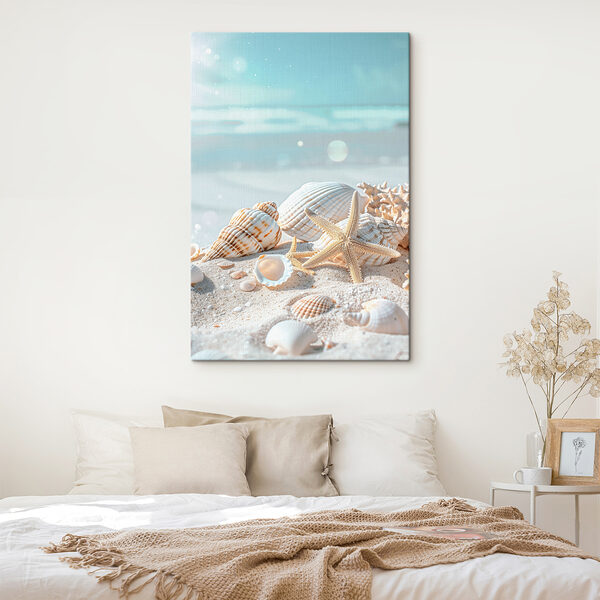 Eine Gruppe von Muscheln und Seesternen auf Sand Eine Gruppe von Muscheln und Seesternen auf Sand