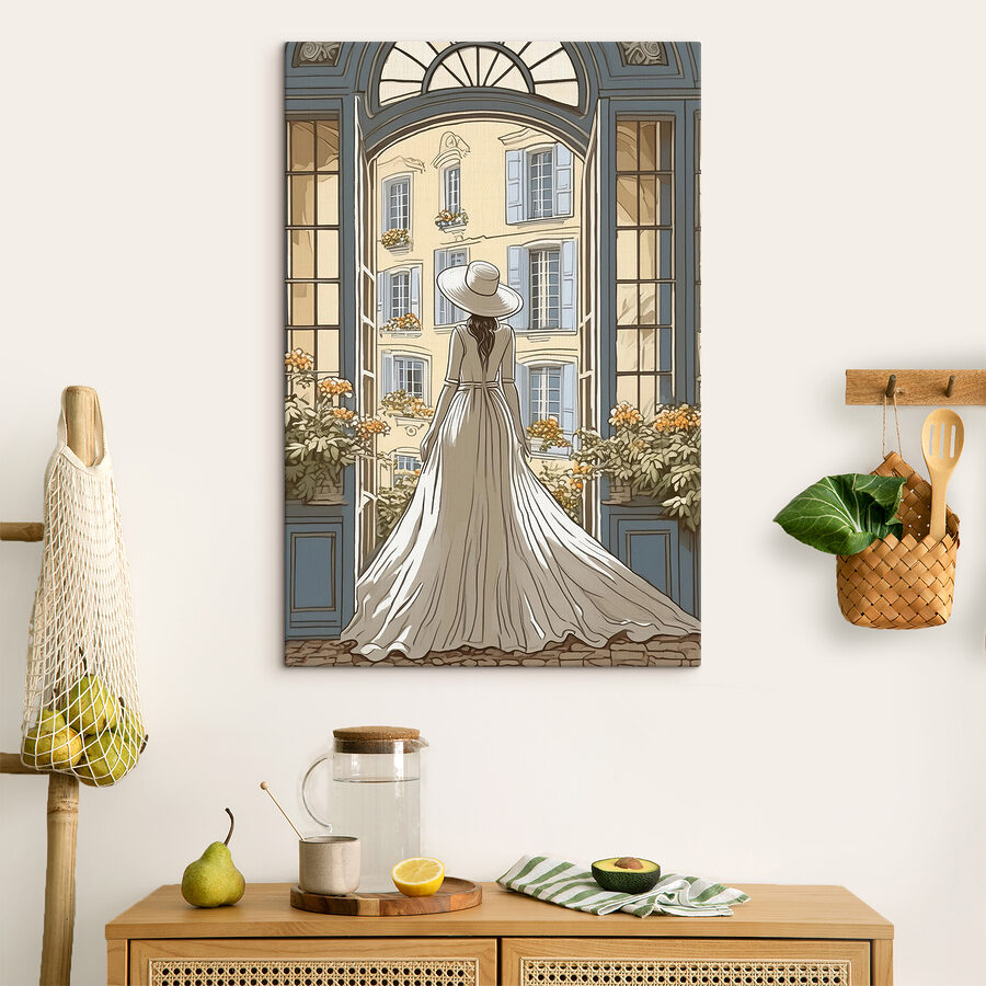 Frau in Kleid und Hut schaut aus einem Fenster
