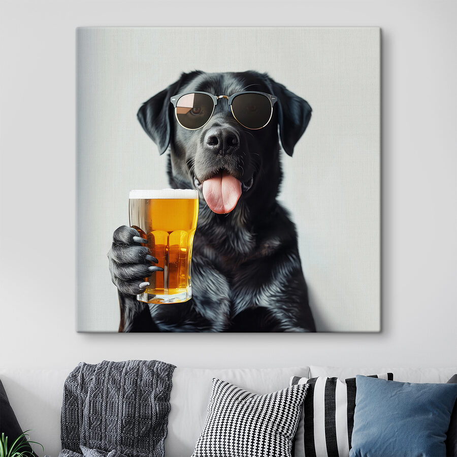 Hund mit Sonnenbrille und einem Glas Bier in der Hand