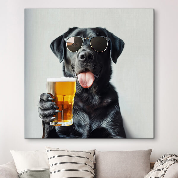 Hund mit Sonnenbrille und einem Glas Bier in der Hand Hund mit Sonnenbrille und einem Glas Bier in der Hand