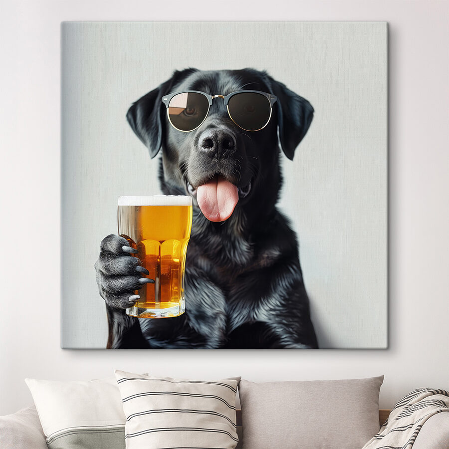 Hund mit Sonnenbrille und einem Glas Bier in der Hand