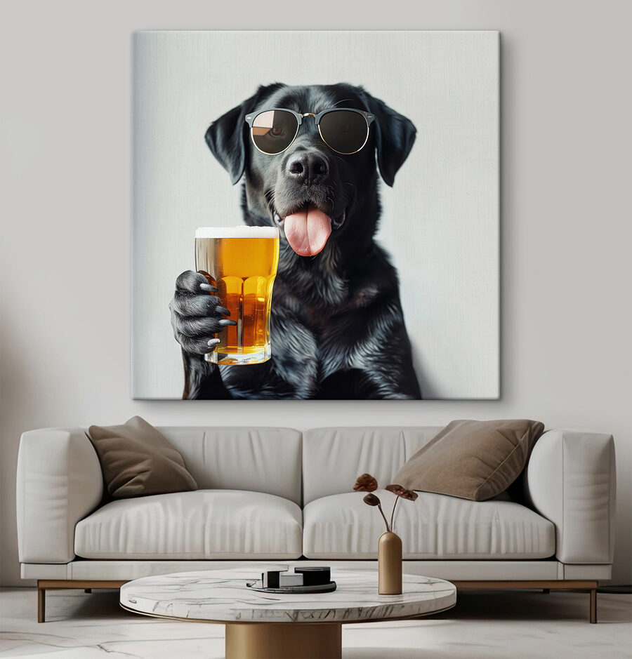 Hund mit Sonnenbrille und einem Glas Bier in der Hand
