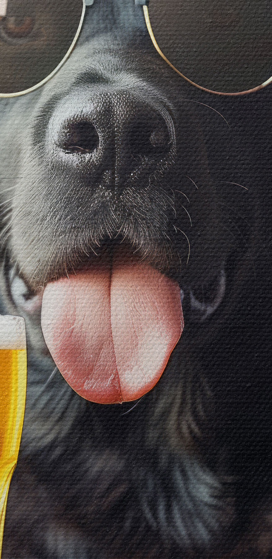Hund mit Sonnenbrille und einem Glas Bier in der Hand