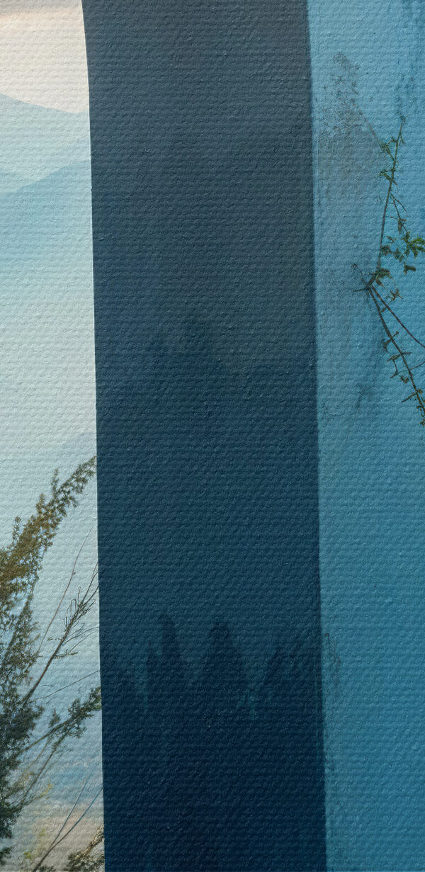 Blick auf eine Landschaft durch ein Fenster Blick auf eine Landschaft durch ein Fenster