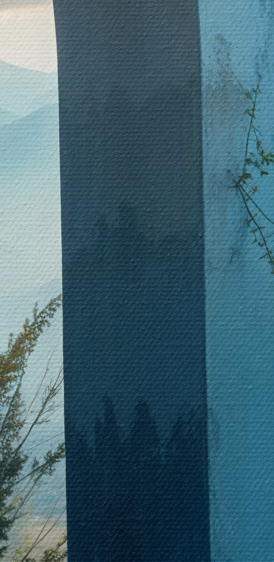 Blick auf eine Landschaft durch ein Fenster