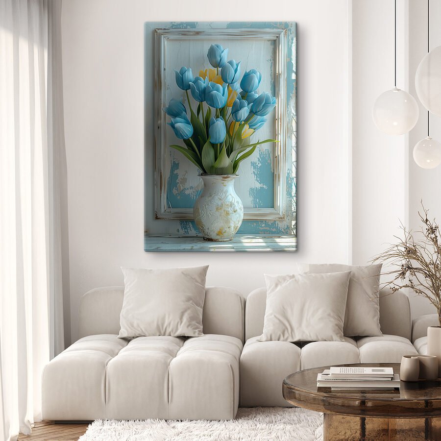 Vase mit blauen und gelben Tulpen