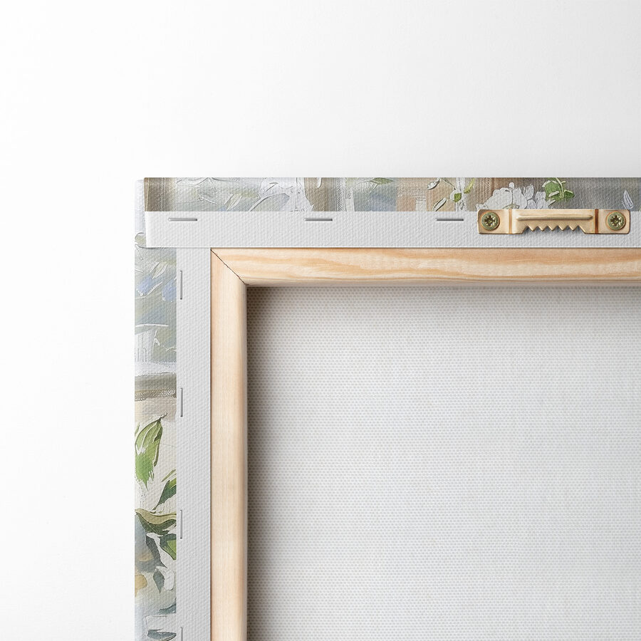 Vase mit weißen Blumen vor einem Fenster