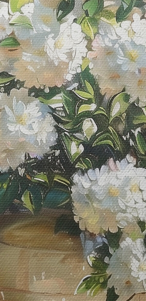 Vase mit weißen Blumen vor einem Fenster Vase mit weißen Blumen vor einem Fenster
