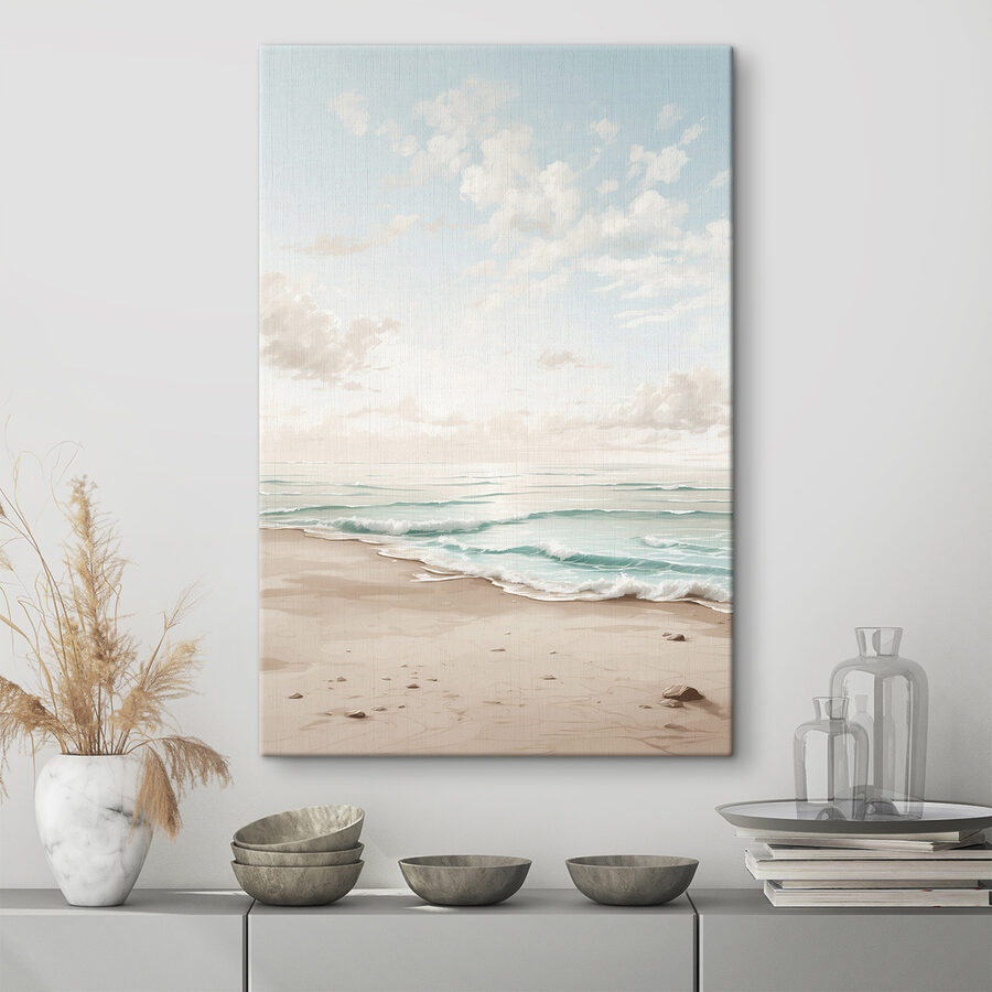 Strand mit Wellen und Sand