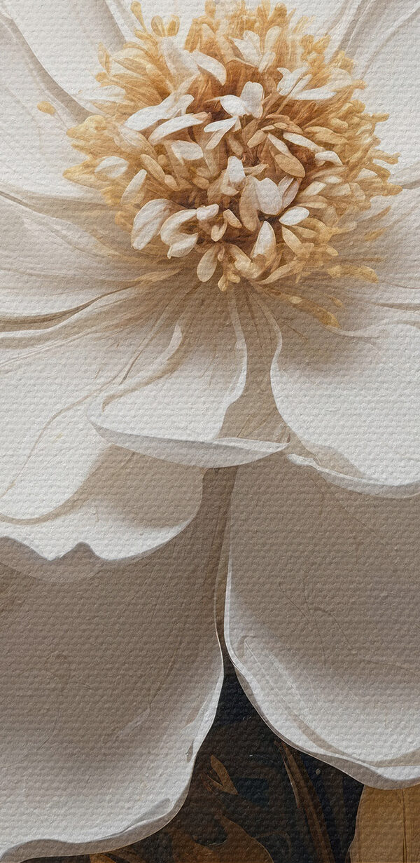 Weiße Blüte mit metallischen Blättern. Weiße Blüte mit metallischen Blättern.