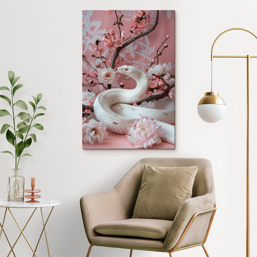 Weiße Schlange mit rosa Blüten
